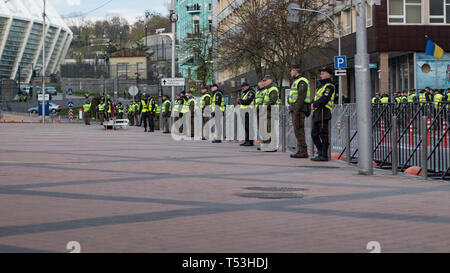 Polizei Zeile bewacht den Eingang zu dem Platz in der Nähe von Kiew Olympiyskiy Stadion am Präsidentendebatte Ereignis. Menge und Polizeikorps in Aktion. Stockfoto