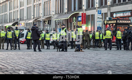 Polizei Zeile bewacht den Eingang zu dem Platz in der Nähe von Kiew Olympiyskiy Stadion am Präsidentendebatte Ereignis. Menge und Polizeikorps in Aktion. Stockfoto