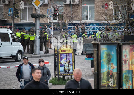 Polizei Zeile bewacht den Eingang zu dem Platz in der Nähe von Kiew Olympiyskiy Stadion am Präsidentendebatte Ereignis. Menge und Polizeikorps in Aktion. Stockfoto