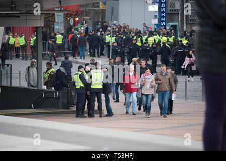 Polizei Zeile bewacht den Eingang zu dem Platz in der Nähe von Kiew Olympiyskiy Stadion am Präsidentendebatte Ereignis. Menge und Polizeikorps in Aktion. Stockfoto