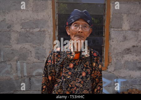 Eltern mit typischen javanesischen Kleidung, auch blangkon wie Hüte, traditionellen javanischen traditionelle Kleidung genannt Batik Stockfoto