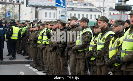 Polizei Zeile bewacht den Eingang zu dem Platz in der Nähe von Kiew Olympiyskiy Stadion am Präsidentendebatte Ereignis. Menge und Polizeikorps in Aktion. Stockfoto