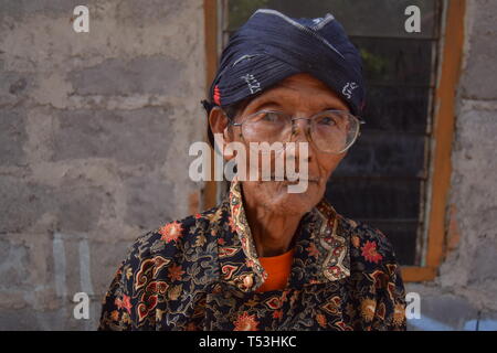 Eltern mit typischen javanesischen Kleidung, auch blangkon wie Hüte, traditionellen javanischen traditionelle Kleidung genannt Batik Stockfoto