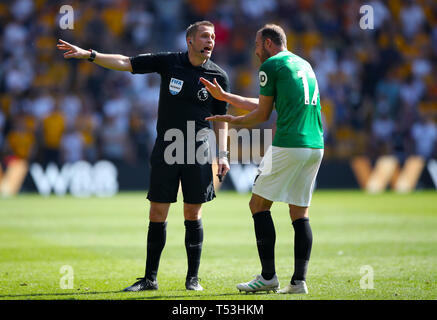 Brighton & Hove Albion Glenn Murray (links) appelliert an Schiedsrichter Craig Pawson während der Premier League Spiel im Molineux, Wolverhampton. Stockfoto