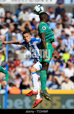 Huddersfiled's Town Jonathan Hogg (links) und Watford Ken Sema Wettbewerb eine Kopfzeile, in der Premier League Match am John Smith's Stadion, Huddersfield. Stockfoto