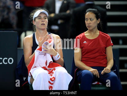 Johanna Konta und Großbritannien Kapitän Anne Keothavong während des Tages eine der Fed Cup am Kupfer, London. Stockfoto