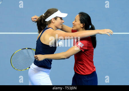 Johanna Konta gratuliert von Großbritannien Kapitän Anne Ketheovong während des Tages eine der Fed Cup am Kupfer, London. Stockfoto