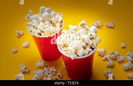 Frische salzige Popcorn in zwei roten Karton Container, gelbe Farbe Hintergrund, Detailansicht Stockfoto