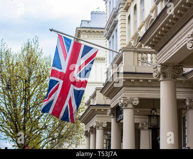 Die britische Fahne winken auf der Brexit Frühlingstag. Londoner Architektur auf Kensington Street. Stockfoto