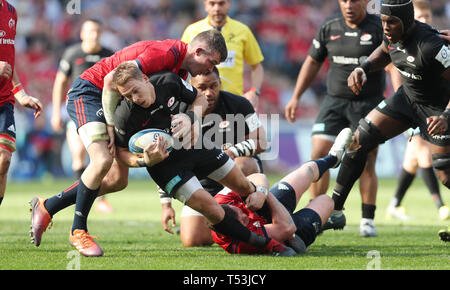 Sarazenen" Liam Williams ist durch die Munster Peter O'Mahony und David Kilcoyne während des Europäischen Champions Cup in Angriff semi final Match in der Ricoh Arena in Coventry. Stockfoto