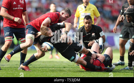 Sarazenen" Liam Williams ist durch die Munster Peter O'Mahony und David Kilcoyne während des Europäischen Champions Cup in Angriff semi final Match in der Ricoh Arena in Coventry. Stockfoto