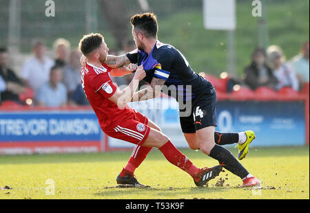 Accrington Stanley Jordan Clark (links) und Luton Town Alan Sheehan Zusammentreffen während der Sky Bet League ein Spiel an der Wham Stadium, Accrington. Stockfoto