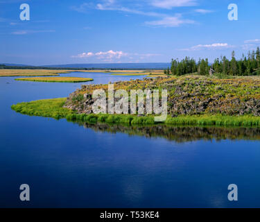 USA, Idaho, Harriman State Park, Henry's Fork (aka North Fork Snake River) langsam Kurse um kleine Inseln. Stockfoto