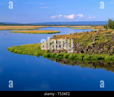 USA, Idaho, Harriman State Park, Henry's Fork (aka North Fork Snake River) langsam Kurse um kleine Inseln. Stockfoto