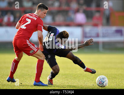 Accrington Stanley's Callum Johnson (links) und Luton Town Kazenga LuaLua Kampf um den Ball in den Himmel Wette Liga ein Spiel an der Wham Stadium, Accrington. Stockfoto