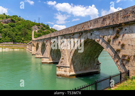 Osmanische Mehmed Pascha Sokolovic steinerne Brücke am Fluss Drina, Visegrad, Bosnien und Herzegowina. Stockfoto