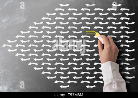 Streben gegen den Strom oder schwimmen Sie gegen den Strom Konzept mit Pfeilen auf blackboard Stockfoto