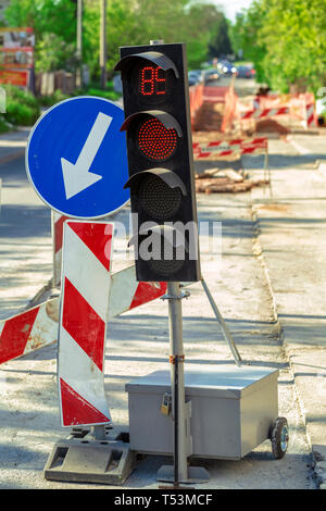 Temporäre transportable Baustellen traffic signal System an der Straße arbeitet. Stockfoto