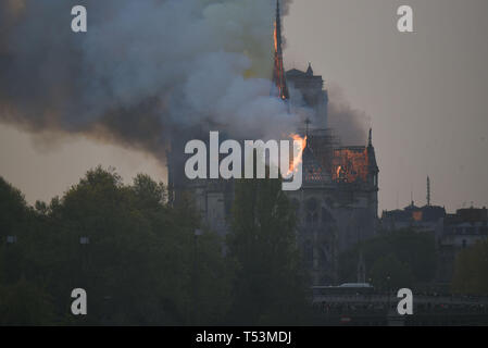 *** Frankreich / STRENG KEINE VERKÄUFE IN DEN FRANZÖSISCHEN MEDIEN *** April 15, 2019 - Paris, Frankreich: ein großes Feuer brennt in der Kathedrale Notre Dame von Paris, mit dem Turm zu gehen oben in Flammen. Stockfoto