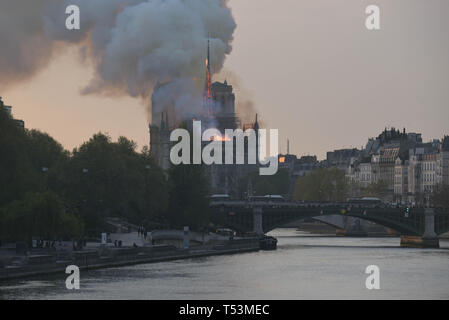 *** Frankreich / STRENG KEINE VERKÄUFE IN DEN FRANZÖSISCHEN MEDIEN *** April 15, 2019 - Paris, Frankreich: ein großes Feuer brennt in der Kathedrale Notre Dame von Paris, mit dem Turm zu gehen oben in Flammen. Stockfoto