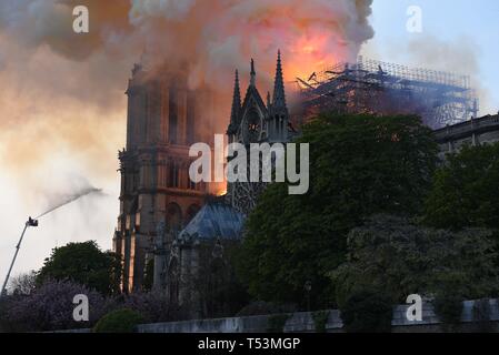 *** Frankreich / STRENG KEINE VERKÄUFE IN DEN FRANZÖSISCHEN MEDIEN *** April 15, 2019 - Paris, Frankreich: Feuerwehrleute ein großes Feuer an der Kathedrale Notre Dame von Paris Regenschauer. Stockfoto