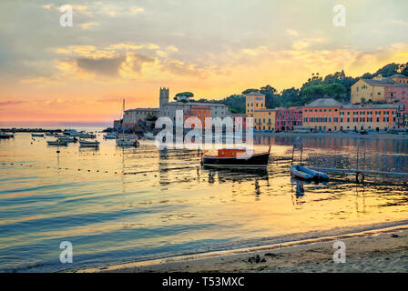 Marine in der stille Bucht bei Sonnenuntergang. Sestri Levante, Provinz Genua, Ligurien, Italien Stockfoto