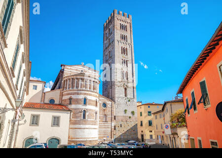 Street View mit Kirche San Frediano in Lucca, Toskana, Italien. Stockfoto