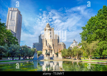 Denkmal für Cervantes am Plaza de Espana mit Skulpturen von Don Quijote und Sancho Panza. Madrid, Spanien Stockfoto