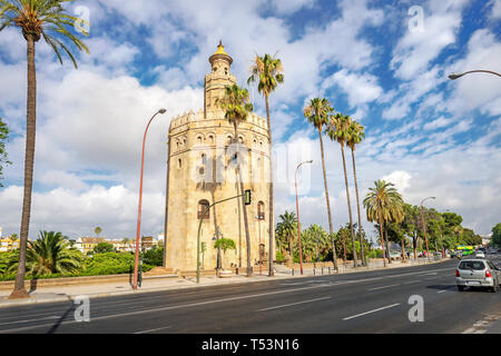 Stadtbild mit Street entlang der Fluss Guadalquivir und die Torre del Oro (Goldener Turm) in Sevilla. Andalusien, Spanien Stockfoto