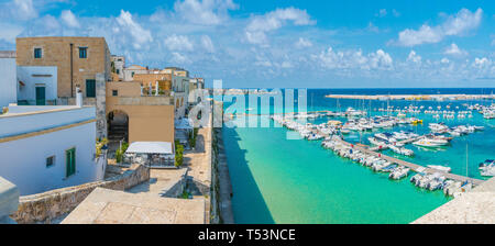 Panoramablick auf die Stadt und den Hafen von Otranto, Provinz Lecce, Apulien (Puglia), Italien Stockfoto