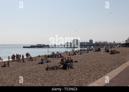 Menschenmassen Genießen der Ostern Feiertag Sonnenschein an southsea Strand, Portsmouth Stockfoto