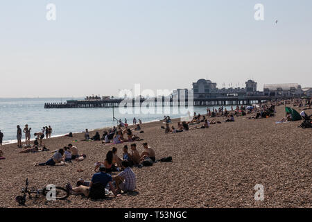 Menschenmassen Genießen der Ostern Feiertag Sonnenschein an southsea Strand, Portsmouth Stockfoto