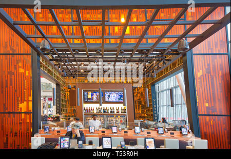 Toronto, Canada-April 10, 2019: Moderne Toronto Pearson Flughafen Abflug warten Hallen mit duty free, Geschäften und Restaurants Bereiche voll Passagiere Stockfoto