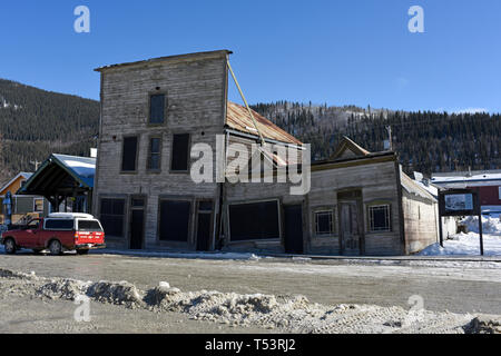 Die "küssenden Gebäude" in der historischen Gold-mining Town von Dawson City, Yukon, Kanada Stockfoto