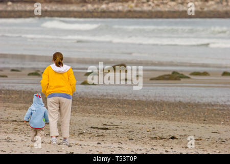 Mutter und Tochter Spaziergang am Strand Stockfoto