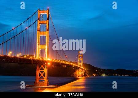 Die Golden Gate Bridge in San Francisco bei Nacht Stockfoto