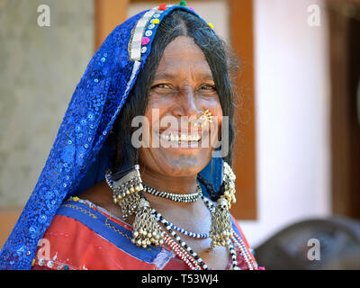 Ältere Lambadi aka Banjara aka Indischen Zigeunerin aus Karnataka im traditionellen Outfit Lächeln für die Kamera. Stockfoto