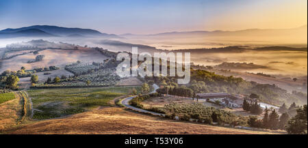 Toskanische Nebel Dorf Landschaft in der Nähe von Florenz an einem Morgen im August, Italien Stockfoto