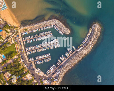 Marina von oben nach unten Luftbild im Mittelmeer in Saint Aygulf in der nähe von Frejus, Cote d'Azur, Frankreich Stockfoto