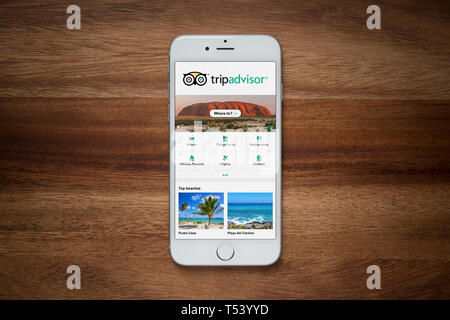 Ein iPhone zeigt die Tripadvisor Website beruht auf einem einfachen Holztisch (nur redaktionelle Nutzung). Stockfoto