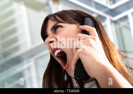 Nahaufnahme der Frustrierte Geschäftsfrau Kreischen auf dem Telefon Stockfoto