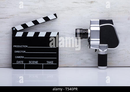 Nahaufnahme einer Filmkamera und Klappe auf Schreibtisch Stockfoto