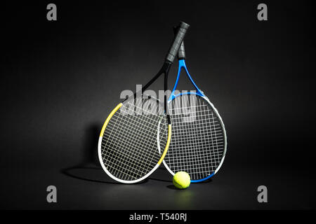 Nahaufnahme der Tennisschläger mit grüner Ball auf der Rückseite Hintergrund Stockfoto