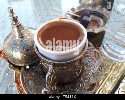 Türkischer Kaffee auf Kupfer Tablett Stockfoto