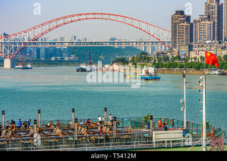 CHONGQING, CHINA - November 03: Dies ist eine Ansicht einer Tour Boot mit dem Changjiang Chaotianmen Brücke in der Ferne auf den Jangtse auf November Stockfoto