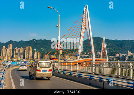 CHONGQING, CHINA - November 03: Dies ist ein Blick auf die berühmte Dongshuimen Brücke auf dem Yangtze River am November 03, 2018 in Chongqing Stockfoto