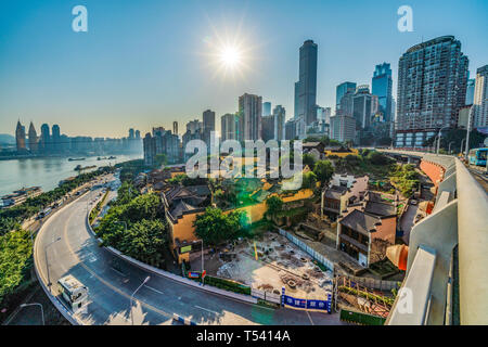 CHONGQING, CHINA - November 03: Blick auf die Stadt Chongqing Gebäude aus Dongshuimen Brücke über den Jangtse am November 03, 2018 in Chongqing Stockfoto