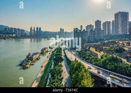 CHONGQING, CHINA - November 03: Ansicht von Chongqing Stadt Gebäude und der Yangtze Fluss in der Nähe der Chaotianmen Docks on November 03, 2018 in Chongqing Stockfoto