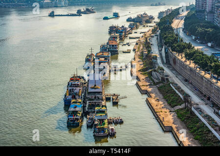 CHONGQING, CHINA - November 03: Dies ist ein Blick auf die Boote und Schiffe an der Chaotianmen Docks auf dem Yangtze River am November 03, 2018 in Chongqi Stockfoto