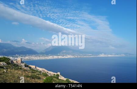 Die Burg von Alanya und die Landschaft des Taurusgebirge hinter Wolken und das Meer. Historische Orte des Alaiye, Antalya, Türkei. Stockfoto
